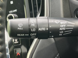 複数の表示がレバーに集約され、使用する機能を確認しやすい仕様です。運転席から手元で扱えるため、雨天時など周囲の状況に応じた操作を行いやすく、日常の運転を支えます。