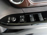 パワーウィンドウスイッチで運転席から全席の窓の開閉ができます。