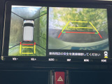 後方映像に加えて車両周辺を上から見た表示もあり、駐車時の周囲確認を助けます。画面のガイド表示を参考に、落ち着いて後退操作を行えます。