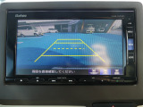 リアカメラが装備されており、後方の安全確認はもちろんのこと狭い場所での駐車や雨の日・夜間など視界の悪いコンディションでのストレスの軽減にもなります。