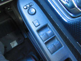 運転席ドアのスイッチパネルは手が届きやすい位置に配置され、毎日のドライブでの操作性を高めています。使い勝手に配慮されたデザインで快適な車内時間をサポート。CARGO稲沢店では全車現車確認を実施し徹