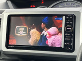 画面には映像が表示され、停車中のひとときに視聴を楽しめます。ナビ画面とは異なる表示にも切り替えられるため、状況に合わせて活用できる装備です。