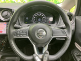 握りやすいステアリングは、運転操作をスムーズにします。オーディオやハンズフリー通話など、便利な機能も操作可能です。