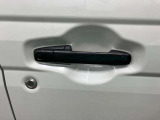 【リクエストスイッチ】スマートキーをポケットやカバンに入れた状態でドアの施錠、開錠ができます。