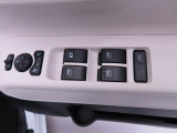 運転席側には 集中スイッチ(全ドアを操作するスイッチ) があり、運転席から乗員全員分の窓をコントロールできます。