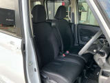 運転席もゆったりとお座り頂けます。