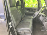 運転席からの視界は良好で、運転操作もスムーズに行えます。シートの形状も工夫されており、長時間のドライブでも疲れにくいでしょう。