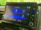 お気に入りの音楽やラジオをクリアな音質で楽しめます。直感的な操作で、簡単に楽曲を選んだり、音量を調整したりできます。快適なドライブのお供に最適です。
