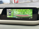 後方の映像に加えて周囲の状況も画面で確認でき、駐車時の位置合わせをサポートします。ガイド表示も備わり、狭い場所での後退時に目安として活用できます。