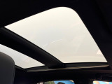 【調光パノラマルーフ】車内の解放感が一気に上がる大型パノラマルーフに調光機能がプラス!日差しが強い時、シェードを閉めなくてもガラスの透明度を調整することで心地よい明るさに♪