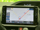 現在地周辺の道路や地名を地図上で確認でき、目的地までのルート案内にも活用できます。画面内に縮尺や案内項目がまとまり、初めての場所への移動時にも役立ちます。