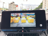 テレビ番組を画面に表示でき、停車中の待ち時間も映像を楽しめます。大きな画面で内容を確認しやすく、音量調整のボタンも手元に配置。お出かけ先での休憩時間などに活用できる装備です。