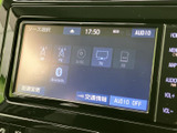 ラジオやディスク、テレビ、Bluetoothなどの音源を画面から選択できる構成です。使いたい項目を見つけやすく、交通情報の確認にも活用できます。
