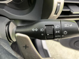 レバー上には方向指示やライト関連の表示がまとまり、運転席から内容を確認しやすい設計です。必要な操作を手元で行えるため、交差点や夜間など、状況に応じた運転をサポートします。