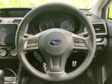ステアリングの左右にスイッチ類を備え、手元で各種機能を扱いやすい構成です。メーターを見ながら操作しやすく、運転中の視線移動を抑えたい方にも便利です。
