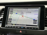 現在地を中心に周辺の道路や施設名が表示され、目的地までの道順を確認する際に役立ちます。地図上の情報を見ながら行き先を把握でき、初めて向かう場所への移動も計画しやすい装備です。