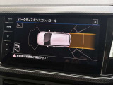 障害物との距離をセンサーで検知するパークディスタンスコントロール。音とディスプレイ表示で駐車時の安心感を高めます。