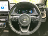 ステアリング上に複数のスイッチがまとまり、運転姿勢を保ちながら必要な機能へアクセスしやすい配置です。メーターも見渡しやすく、日々の運転をサポートします。