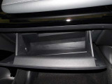 車検証などの収納に便利なグローブボックスです。