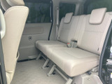 2列目シートも広々としており、ゆったりとくつろげます。会話も弾み、楽しいカーライフを送れるでしょう。