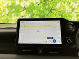 鮮明な地図表示で、運転に必要な情報をしっかり確認できます。ルート検索も簡単に行えるので、初めての道も安心です。