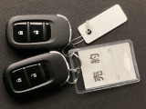 家族やパートナーと個別に持てるため、貸し借りの手間がなくスムーズに乗車できます。また、メインキーを自宅に置いたまま、もう一方をサブとして常に鞄に入れておけるため、持ち出し忘れを防げる点も便利です。