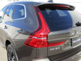 後方から見た際には、ワイドで安定感のあるスタンスを演出し、XC40ならではの存在感を放ちます。