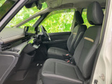 運転席からの視界は良好で、運転操作もスムーズに行えます。快適な運転環境が、毎日の移動をサポートします。