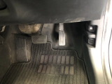 【運転席】アクセル、ブレーキはこのようになっております。