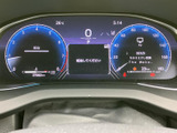 速度や各種車両情報をまとめて確認しやすいメーター表示です。運転に必要な情報を視線の届きやすい位置で把握でき、日々の運転を落ち着いてサポートします。