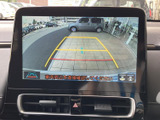 狭い場所での駐車や車庫入れも安心。後方の状況をリアルタイムで確認できるバックモニターが装備されています。