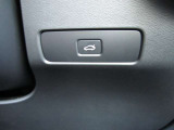 テールゲートには、車内からもスイッチ一つで開閉可能な電動開閉機能を装備。