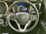 手元にスイッチを備え、運転姿勢を保ちながら各種機能へアクセスしやすい設計です。メーターとの位置関係も見やすく、視線の移動を抑えながら操作しやすい点が魅力です。