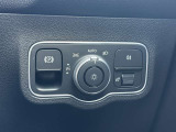 ステアリングボタンは、使いやすいデザインでございます。ステアリング付近のレバーや、ステアリングボタンで追従機能の操作も可能でございます。