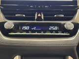 デュアルオートエアコン付きです。運転席・助手席でそれぞれ吹き出す風の温度や風量など自動調整してくれます。