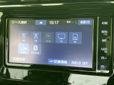 多彩な音源に対応し、車内でのエンターテイメントを充実させてくれます。ラジオやCD、音楽配信サービスなど、好みの音楽を楽しめます。