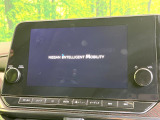 【メーカー純正9型ナビ】インテリアに溶け込むスタイリッシュな「専用設計」メーカーナビを装備♪視認性や操作性など基本性能にも優れ、より上質なカーライフをお楽しみいただけます。