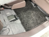 後席の座面をはねあげると、後席のあったスペースがそのまま高さのある荷室空間に!背の高い荷物も横にせずそのまま積み込めます。もちろん左右片方だけのアレンジも可能です。