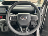 握りやすいステアリングで、快適な運転操作をサポートします。オーディオやハンズフリー通話の操作もステアリングから可能です。