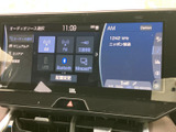 AM・FMをはじめ、複数のオーディオソースを画面から選べる構成です。聴きたい音源に合わせて切り替えやすく、日々の移動中もお好みの音楽や放送を楽しめます。
