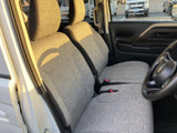 明るい色合いのシートが車内に穏やかな印象を添え、ゆったりと腰掛けられる座面も魅力です。運転席と助手席の間には手の届きやすい空間があり、日々の移動を心地よくお楽しみいただけます。