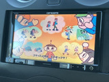 テレビ番組を画面に表示できる装備です。停車中の待ち時間などに映像を視聴でき、車内で過ごすひとときにも活用できます。視聴の際は安全な場所に停車してご利用ください。