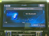 Bluetooth接続で、お気に入りの音楽をワイヤレスで楽しめます。スマートフォンとの連携も簡単で、快適なカーライフを演出します。