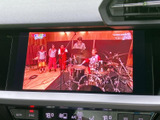 画面ではテレビ番組を表示でき、停車中の待ち時間などに映像をお楽しみいただけます。表示が大きく内容を確認しやすいため、休憩時の過ごし方の幅を広げてくれる装備です。
