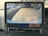 後方の映像とガイド線を画面で確認でき、駐車時の後方確認をサポートします。周囲の状況を把握しやすく、車庫入れや駐車スペースへの出入りなど、日常の場面で役立ちます。