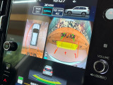 【マルチテレインモニター】車のフロントやサイドのカメラ画像を同時にモニター表示することで、悪路や狭い道を走行時でも周囲の状況確認ができ安心!本格SUVにうれしい装備です♪