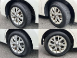 195/65R15 純正アルミホイール装着。