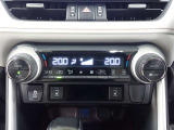 左右独立オートエアコンで夏も冬も快適な車内空間を。
