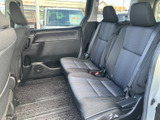 並んだシートはそれぞれヘッドレストを備え、後席の方が落ち着いて座れる空間です。窓から外の様子を確認しやすく、足元にもゆとりが感じられるため、日々のお出かけにも便利です。
