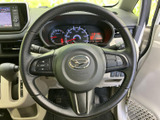 握りやすいステアリングで、快適な運転操作をサポートします。操作性にも優れており、スムーズな走行を実現します。